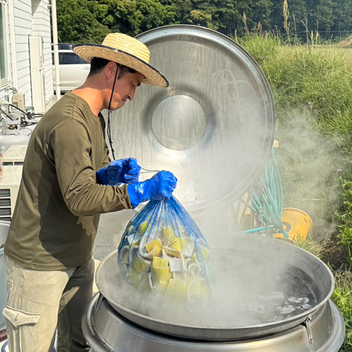 筍を大釜で煮ます。